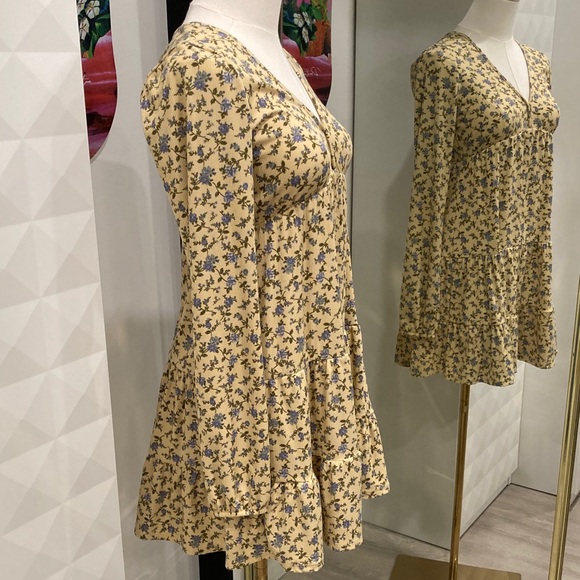 Forever 21 Dresses & Skirts - Babydoll Floral V-Neck Yellow Mini Dress